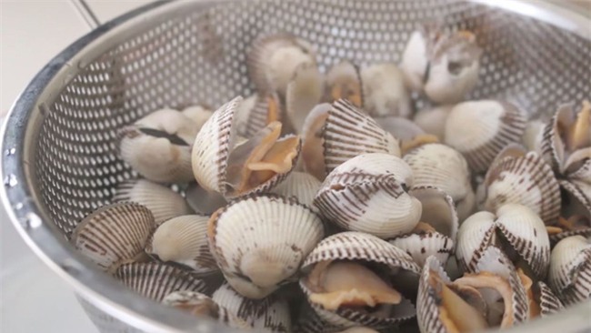 Không cần phải ngâm cả đêm, với cách này nghêu, sò sẽ nhả hết cát chỉ sau 2 giờ - Ảnh 5.