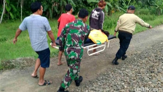 Cô gái bị tàu hỏa kéo lê khi selfie cùng bạn bên đường ray-3