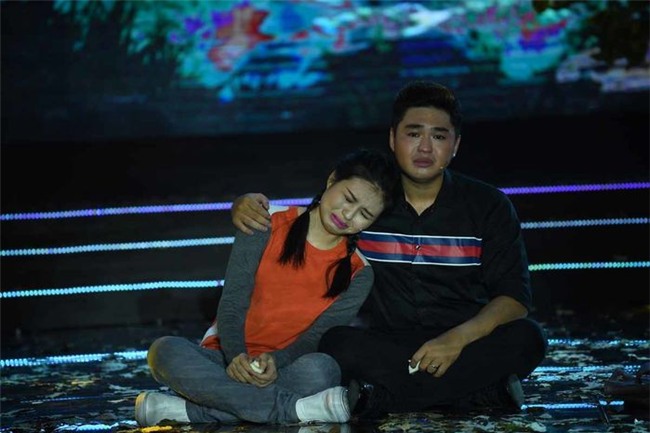 Khi chia tay, Lê Giang gặp khó khăn về tài chính, không đủ khả năng nuôi con nên cô để lại con trai Duy Phước và con gái Lê Lộc cho chồng nuôi. Có một quãng thời gian cả hai người con vì hiểu lầm mà từ chối nhận mẹ ruột. - Tin sao Viet - Tin tuc sao Viet - Scandal sao Viet - Tin tuc cua Sao - Tin cua Sao