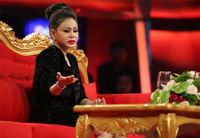 Đến năm 2009,&nbsp;Lê Giang&nbsp;được người chồng thứ 2 bảo lãnh sang Úc định cư. Cô làm nail và không được diễn trên sân khấu như ở Việt Nam. Khi vừa mới đi làm, nữ nghệ sĩ đã phải mang khẩu trang để tránh việc mọi người nhận ra mình. - Tin sao Viet - Tin tuc sao Viet - Scandal sao Viet - Tin tuc cua Sao - Tin cua Sao