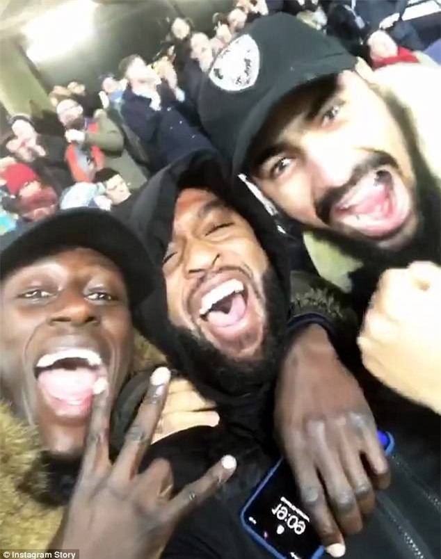 Cầu thủ Man City chế giễu Man Utd và Mourinho - Ảnh 2.