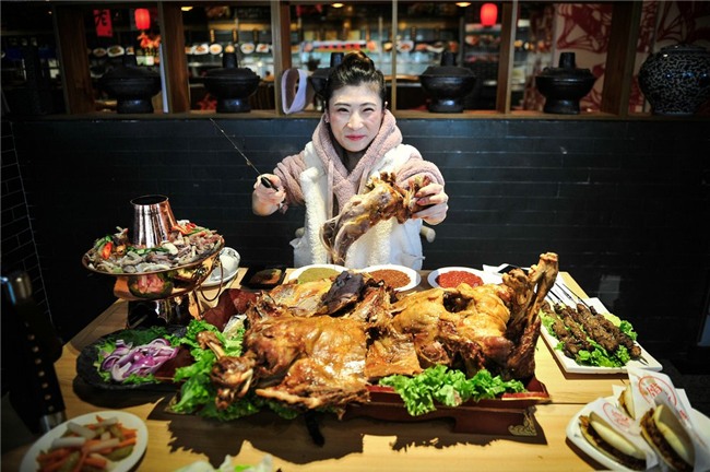 Bé một mẩu nhưng cô nàng người Trung Quốc này có thể ăn hết cả con cừu 15 kg khiến nhiều người bất ngờ - Ảnh 2.