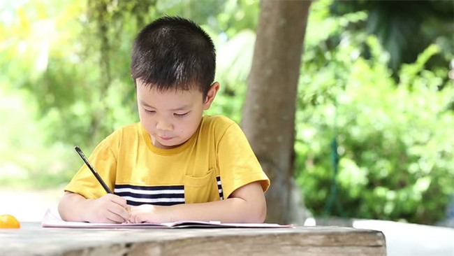 Bố mẹ có con 5 tuổi lưu ý: Đây là những kỹ năng cần thiết nên rèn cho con trước khi vào lớp 1 - Ảnh 1.