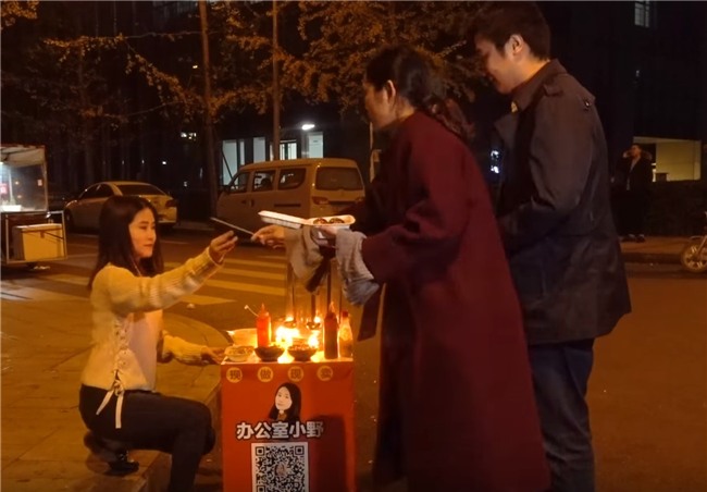 Thánh ăn công sở bán Takoyaki ngoài vỉa hè, người qua đường mua lia lịa - Ảnh 9.