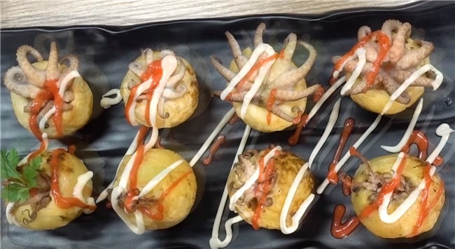 Thánh ăn công sở bán Takoyaki ngoài vỉa hè, người qua đường mua lia lịa - Ảnh 3.