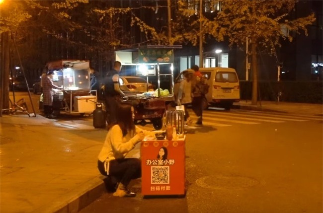 "Thánh ăn công sở" bán Takoyaki ngoài vỉa hè, người qua đường mua lia lịa - Ảnh 5.