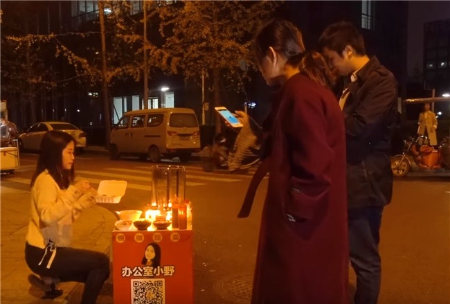 Thánh ăn công sở bán Takoyaki ngoài vỉa hè, người qua đường mua lia lịa - Ảnh 7.