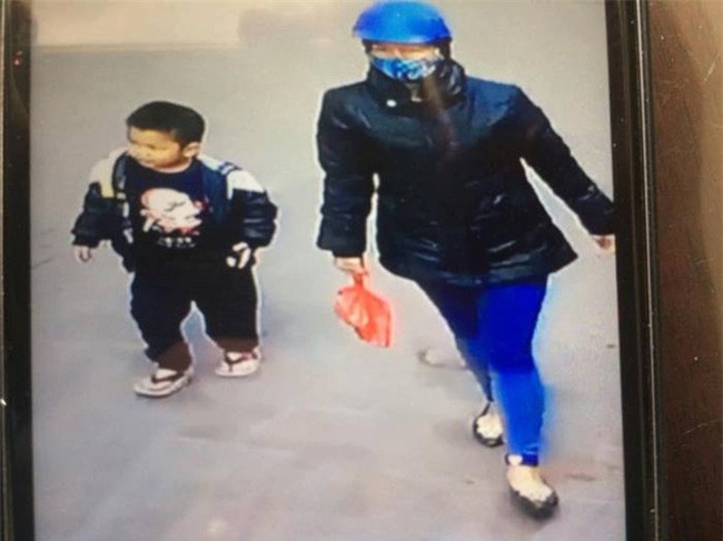 Hà Nội: Bé trai bị mẹ bỏ quên ở Phủ Tây Hồ - Ảnh 1.