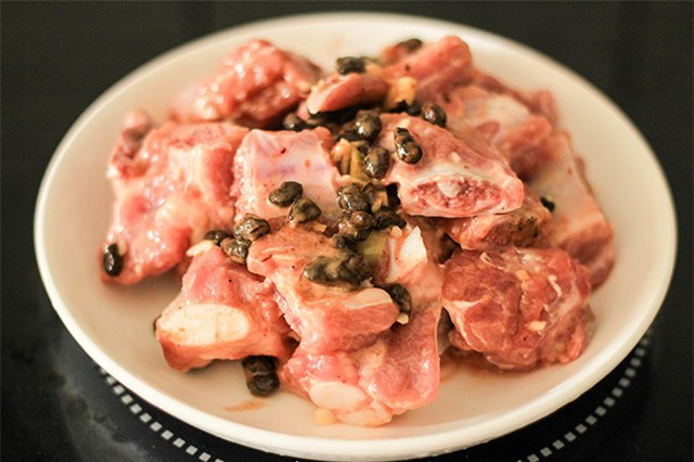 -Rửa sạch nồi cơm điện hoặc nồi áp suất, cho nước vào ngập mặt sườn và đậu. Nấu từ 40 phút đến 1 tiếng. Sườn chín mềm múc ta tô, rắc thêm hành lá và rau mùi là có thể thưởng thức.