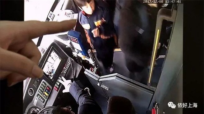 Mẹ mải mê xem điện thoại để lạc con trên xe buýt khiến bé hoảng sợ suýt khóc - Ảnh 1.