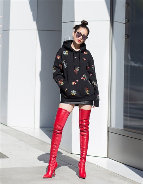 Lấn át hết mọi loại khác, boots cao đến đầu gối trở thành món đồ được diện nhiều nhất trong mùa đông năm nay - Ảnh 17.