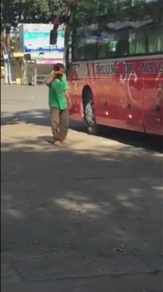 Rơi nước mắt trước hình ảnh người cha nghèo khóc nghẹn, tiễn con đi học xa nhà-1