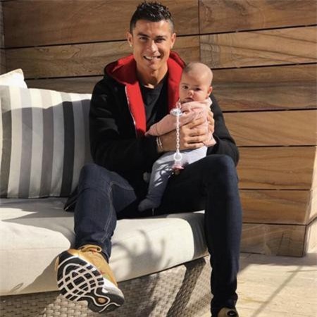 CR7 vô cùng yêu thương các con