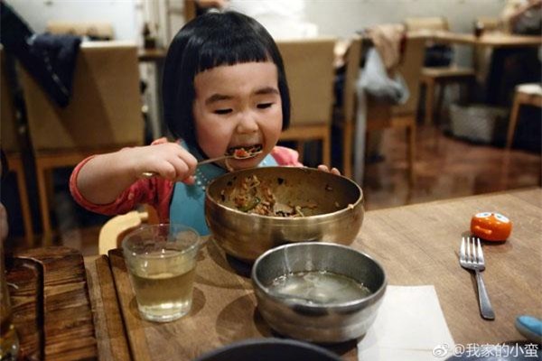 be gai "thanh an" trung quoc bat ngo tai xuat, trinh an uong van chua "ha nhiet" - 1