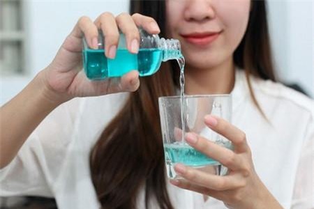 nhung thoi quen co hai cho suc khoe ban nen bo ngay - 1