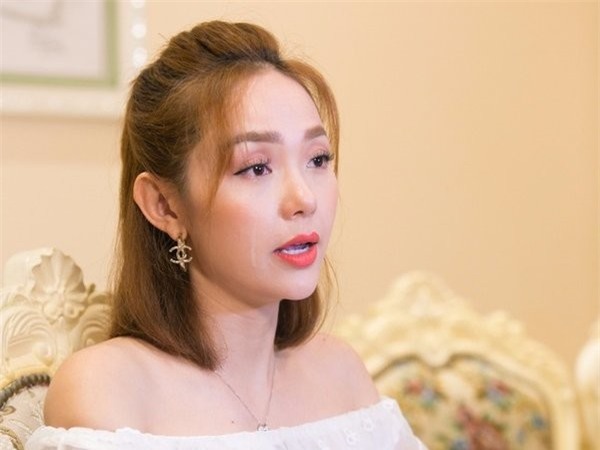 Minh Hằng bật khóc tố bị đàn chị là nữ ca sĩ Hồ Ngọc Hà 