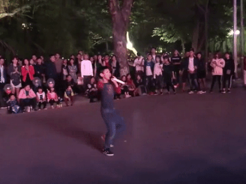 Cậu bé 9 tuổi náo loạn phố đi bộ Hà Nội khi vừa hát vừa nhảy hit Từ hôm nay của Chi Pu-1