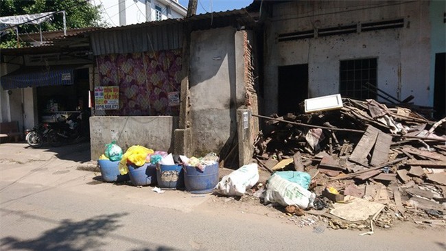 Vụ chồng bị vợ chặt đầu ở Bình Dương: Hàng xóm thấy vợ vẫn bình tĩnh đến hiện trường xem đầu chồng - Ảnh 2.