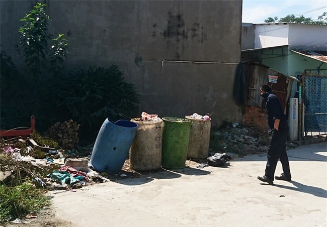 Vụ chồng bị vợ chặt đầu ở Bình Dương: Hàng xóm thấy vợ vẫn bình tĩnh đến hiện trường xem đầu chồng - Ảnh 3.