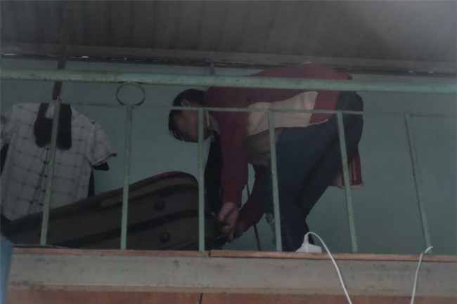 Vụ chồng bị vợ chặt đầu ở Bình Dương: Hàng xóm thấy vợ vẫn bình tĩnh đến hiện trường xem đầu chồng - Ảnh 7.