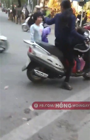 Người phụ nữ la mắng, tát con gái giữa ngã tư đường tại Hà Nội gây bức xúc