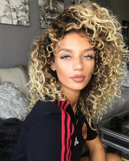 Jena Frumes nhận được nhiều lời khen khi mặc áo đấu của Quỷ đỏ