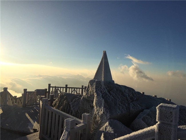 Đỉnh Fansipan trắng xóa băng tuyết, nhiệt độ ghi nhận -4 độ C - Ảnh 8.