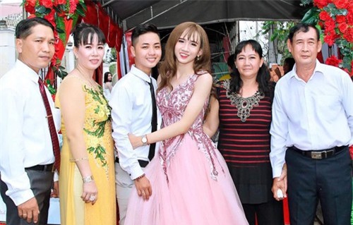 Hôn lễ có chú rể nữ, cô dâu là nam: Sau 1 tháng 2 ngày yêu nhau cặp đôi đã đòi cưới! - Ảnh 5.