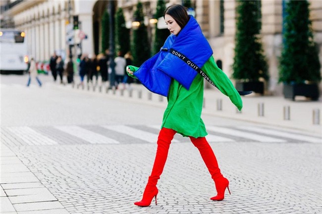 ho quynh huong khoe street style giang sinh dep lung linh giua long paris - 4