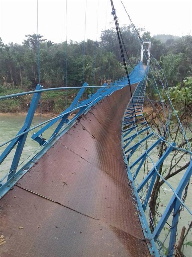 quang nam: dut day cap cau treo, mot hoc sinh lop 4 roi xuong song mat tich - 1