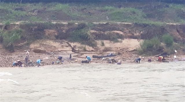 quang nam: dut day cap cau treo, mot hoc sinh lop 4 roi xuong song mat tich - 2