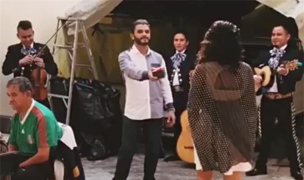 Bạn trai cầu hôn bất ngờ, phản ứng của cô bạn gái sau đó khiến cho mọi người thất kinh hồn vía - Ảnh 2.