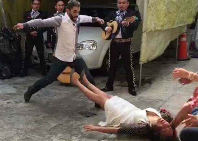 Bạn trai cầu hôn bất ngờ, phản ứng của cô bạn gái sau đó khiến cho mọi người thất kinh hồn vía - Ảnh 4.