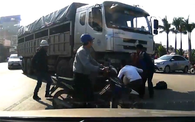 HI HỮU: Cụ bà may mắn thoát chết khi bị cuốn vào gầm xe tải - Ảnh 2.