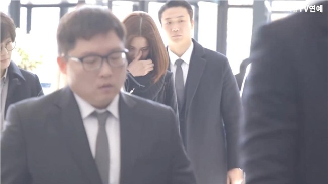 Clip: SNSD, BTS, IU sụt sùi đến viếng cùng vòng hoa, hàng dài fan ôm mặt khóc tiễn biệt linh cữu Jonghyun tại lễ tang - Ảnh 10.