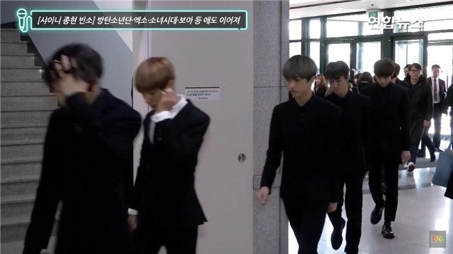 Clip: SNSD, BTS, IU sụt sùi đến viếng cùng vòng hoa, hàng dài fan ôm mặt khóc tiễn biệt linh cữu Jonghyun tại lễ tang - Ảnh 12.