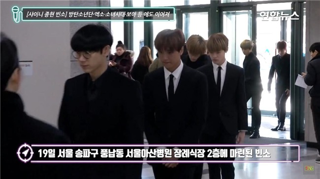 Clip: SNSD, BTS, IU sụt sùi đến viếng cùng vòng hoa, hàng dài fan ôm mặt khóc tiễn biệt linh cữu Jonghyun tại lễ tang - Ảnh 14.