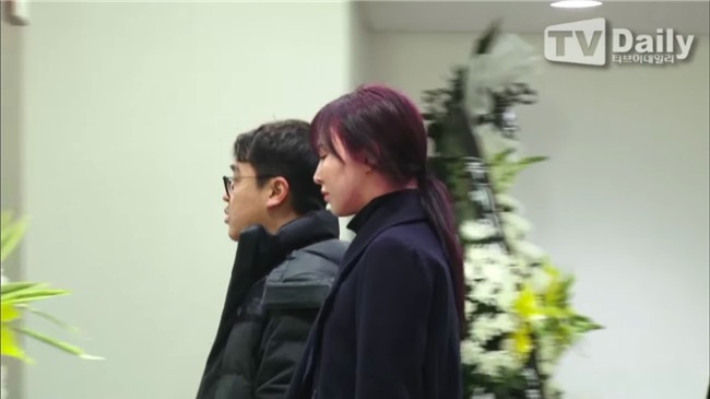 Clip: SNSD, BTS, IU sụt sùi đến viếng cùng vòng hoa, hàng dài fan ôm mặt khóc tiễn biệt linh cữu Jonghyun tại lễ tang - Ảnh 18.