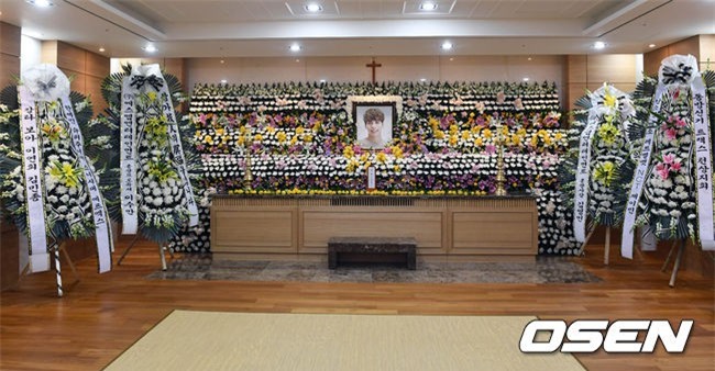 Clip: SNSD, BTS, IU sụt sùi đến viếng cùng vòng hoa, hàng dài fan ôm mặt khóc tiễn biệt linh cữu Jonghyun tại lễ tang - Ảnh 1.