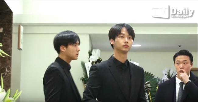 Clip: SNSD, BTS, IU sụt sùi đến viếng cùng vòng hoa, hàng dài fan ôm mặt khóc tiễn biệt linh cữu Jonghyun tại lễ tang - Ảnh 21.