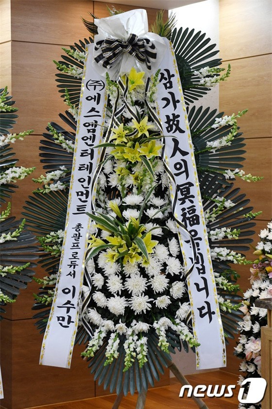 Clip: SNSD, BTS, IU sụt sùi đến viếng cùng vòng hoa, hàng dài fan ôm mặt khóc tiễn biệt linh cữu Jonghyun tại lễ tang - Ảnh 23.