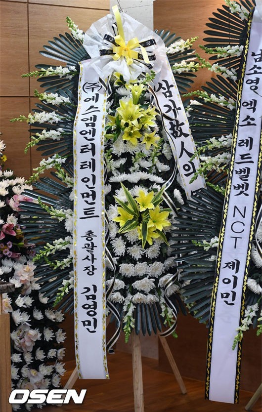 Clip: SNSD, BTS, IU sụt sùi đến viếng cùng vòng hoa, hàng dài fan ôm mặt khóc tiễn biệt linh cữu Jonghyun tại lễ tang - Ảnh 25.