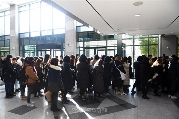 Clip: SNSD, BTS, IU sụt sùi đến viếng cùng vòng hoa, hàng dài fan ôm mặt khóc tiễn biệt linh cữu Jonghyun tại lễ tang - Ảnh 27.