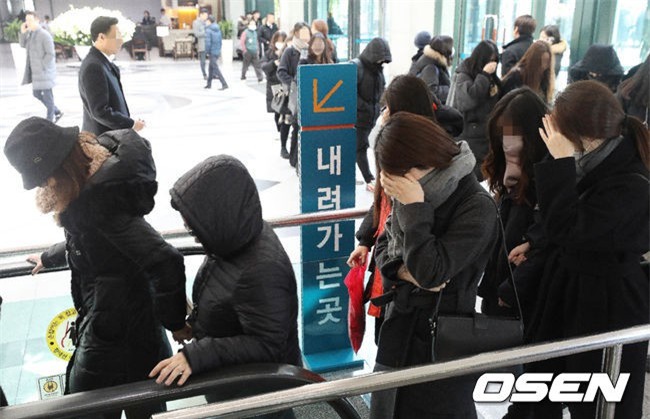 Clip: SNSD, BTS, IU sụt sùi đến viếng cùng vòng hoa, hàng dài fan ôm mặt khóc tiễn biệt linh cữu Jonghyun tại lễ tang - Ảnh 28.