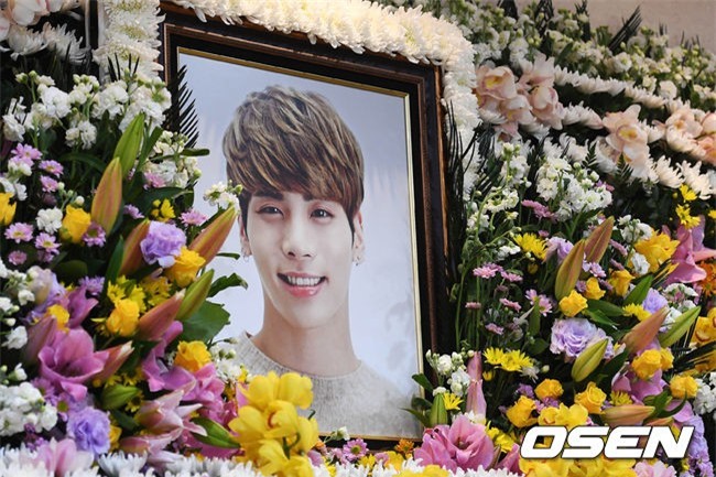 Clip: SNSD, BTS, IU sụt sùi đến viếng cùng vòng hoa, hàng dài fan ôm mặt khóc tiễn biệt linh cữu Jonghyun tại lễ tang - Ảnh 3.