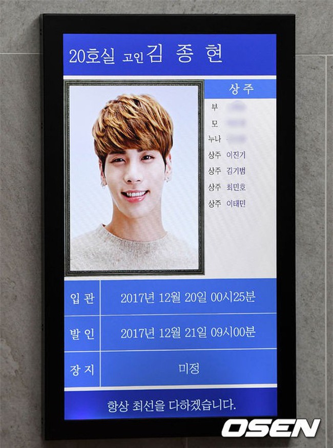 Clip: SNSD, BTS, IU sụt sùi đến viếng cùng vòng hoa, hàng dài fan ôm mặt khóc tiễn biệt linh cữu Jonghyun tại lễ tang - Ảnh 4.