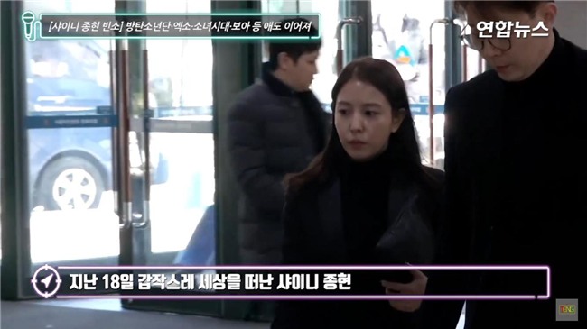 Clip: SNSD, BTS, IU sụt sùi đến viếng cùng vòng hoa, hàng dài fan ôm mặt khóc tiễn biệt linh cữu Jonghyun tại lễ tang - Ảnh 7.