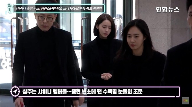 Clip: SNSD, BTS, IU sụt sùi đến viếng cùng vòng hoa, hàng dài fan ôm mặt khóc tiễn biệt linh cữu Jonghyun tại lễ tang - Ảnh 8.