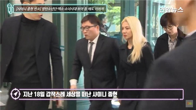 Clip: SNSD, BTS, IU sụt sùi đến viếng cùng vòng hoa, hàng dài fan ôm mặt khóc tiễn biệt linh cữu Jonghyun tại lễ tang - Ảnh 9.