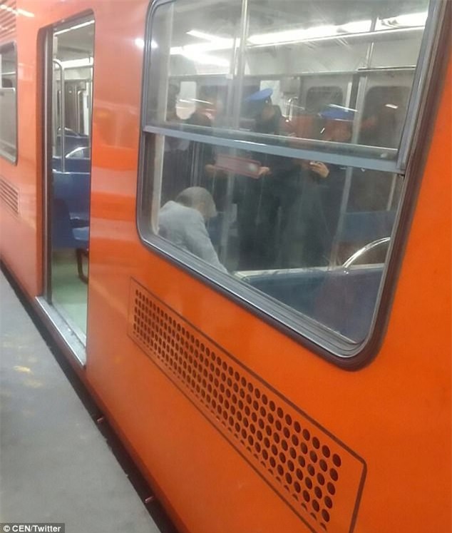 Không ai để ý người đàn ông ngủ gục nhiều giờ trên tàu điện ngầm, đến khi nhân viên đến đánh thức ông thì phát hiện sự thật kinh hoàng - Ảnh 2.